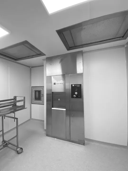 Llave en mano: Lab. de Microbiología